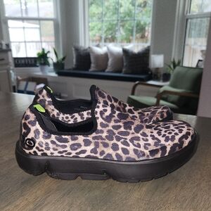OOFOS OOmg eeZee Low slip-on recovery shoes Sz 8 New Leopard Cheetah